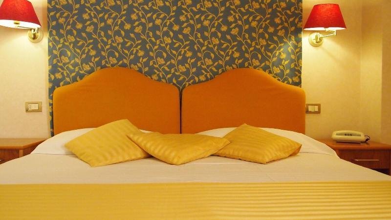 Piccolo Hotel Монелья Экстерьер фото