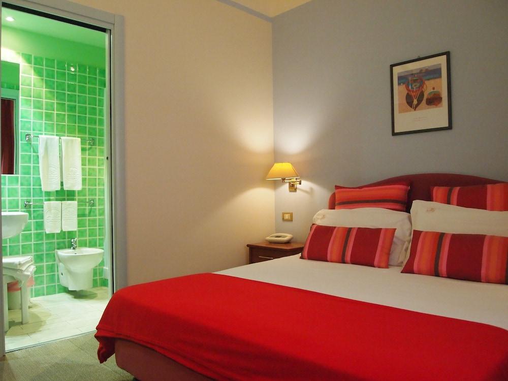 Piccolo Hotel Монелья Экстерьер фото