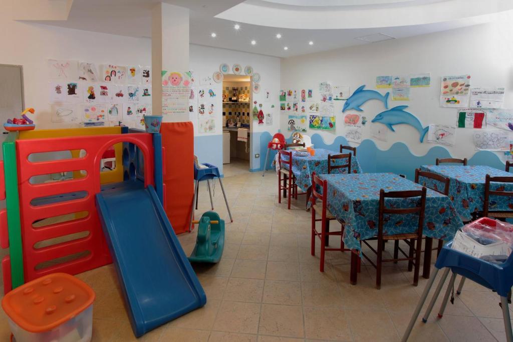 Piccolo Hotel Монелья Экстерьер фото