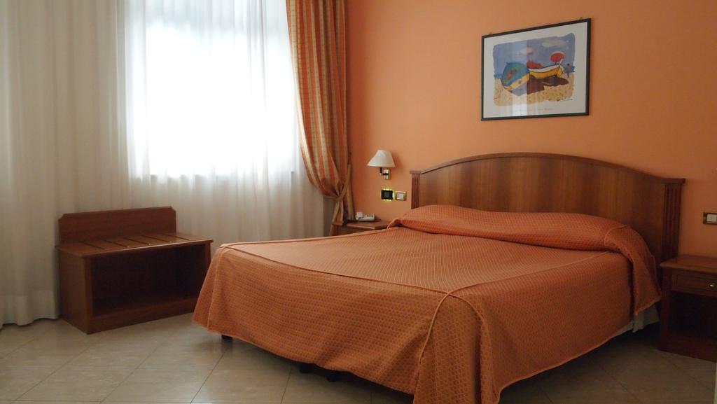 Piccolo Hotel Монелья Экстерьер фото