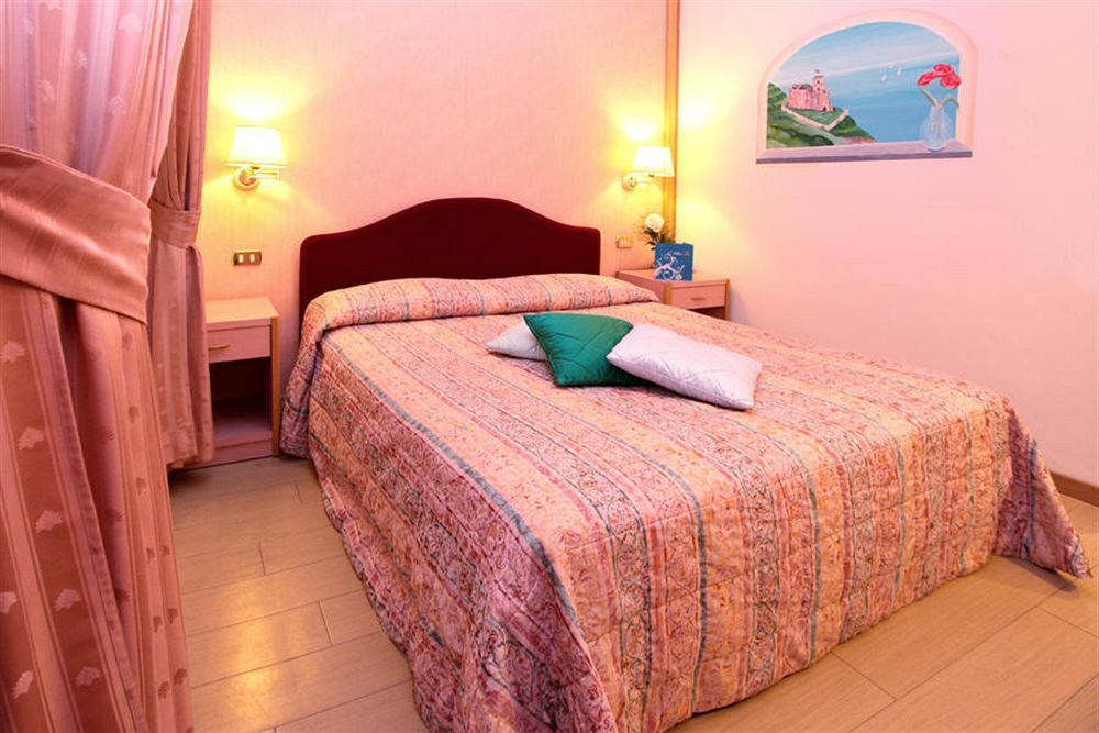 Piccolo Hotel Монелья Экстерьер фото