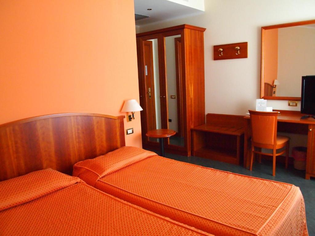 Piccolo Hotel Монелья Экстерьер фото