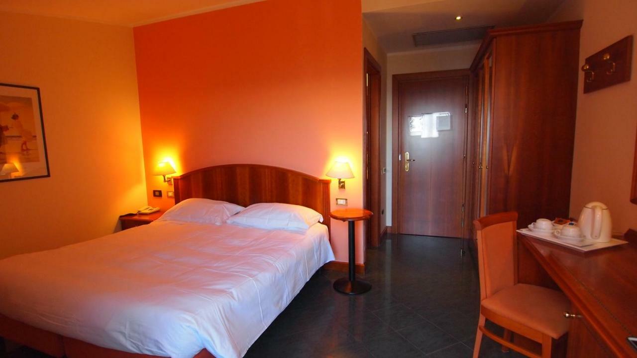 Piccolo Hotel Монелья Экстерьер фото